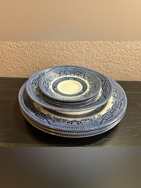 Churchill Blue Willow 8 Piece Set 3 Dinner Plates 1 Bowl 4 Salad Plates Vintage